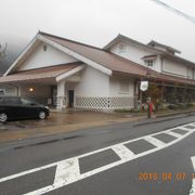 駅のすぐ近くの　石州瓦の大きな建物