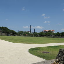 公園内の広場