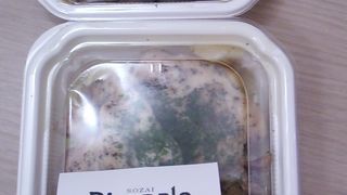 時間帯によっては個食用のパックを２種類500円で購入可能な場合があります