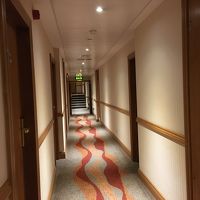 廊下は狭かった…