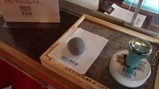 入口近くにはスタンプ台が有って、パンフレットをもらったら記念にスタンプしてみては、建物の外観がデザインされていておすすめのスタンプとなっています。