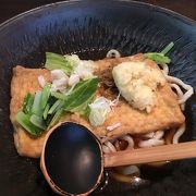 大きな揚げのうどん、本当に大きい！