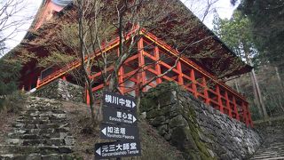 舞台造りと鮮やかな朱塗りの建物