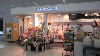 品数は少ないですが、白を基調とした明るいお店で商品を選びやすいです。