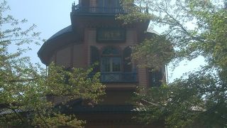 城跡のすぐ近くに洋館