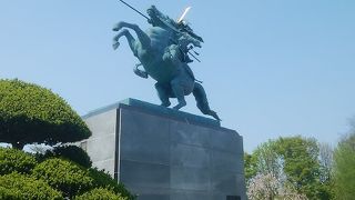 躍動感あるブロンズ像