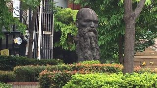 面白い形をした像