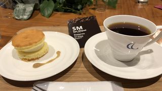 モダンな内装と個性のあるコーヒー