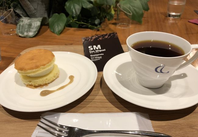 モダンな内装と個性のあるコーヒー