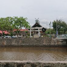 川の反対側からの様子