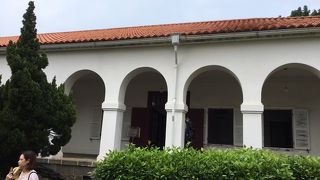 白いアーチが美しい洋館