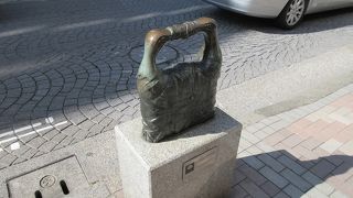 一見するとハンドバックのモニュメント