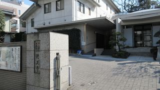 境内の親鸞聖人の像がないと、お寺と分からないくらいです。