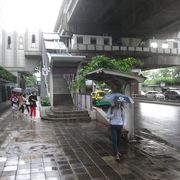 雨のラチャダムリ駅 (BTS)