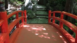 朱色の目立つ橋