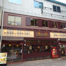 落ち着いた感じの店舗外観