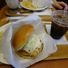 フィッシュバーガーのセット。たしか700円アンダー