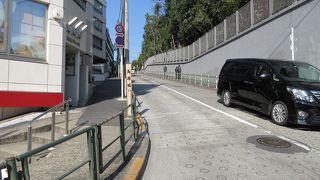 麻布十番方面からアクセスすると急こう配の坂を上がることになります。