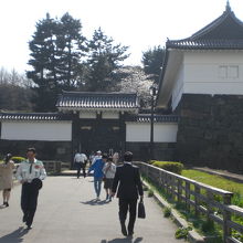 清水門を背景とする、手前の清水門橋の土橋と奥の懸け橋です。