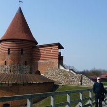 これのみが草っ原にポツンとたたずむ