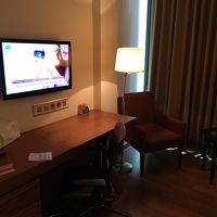 カーテンを開けると表通り。3階だったので恥ずかしくて開けれず