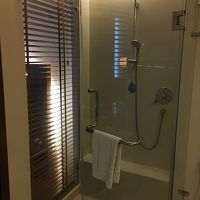 ブラインドの向こうは寝室。どう使うんでしょうね？(白目)