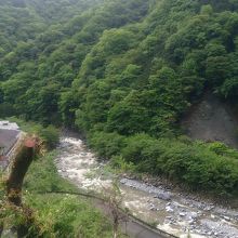 前日の雨で川が激流