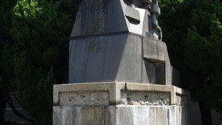 形が独特の石碑