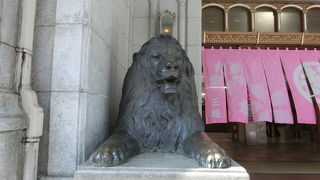 本店には左右にライオン像がありました