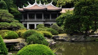 日本庭園の一角に台湾から送られた旧御涼艇があり、池や庭を眺めたりできます。