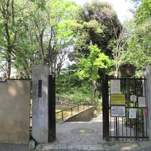 南 (水稲荷神社参道) 側の出入口