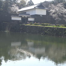清水濠の北側の清水門と清水門橋です。清水門橋は、土橋です。