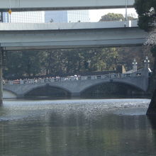 清水濠の南は、首都高を潜り、竹橋下を通り、平川橋まで延びます