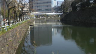 清水濠は、江戸城の内堀で、清水門橋と平川橋の間にある濠です。