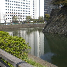 清水門橋から清水濠を見ています。右側の石垣から南に延びます。