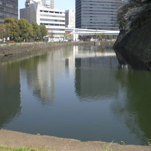 清水門橋から清水濠を見ています。右の石垣から南に曲がります。