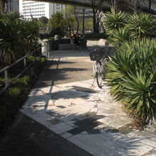 清水濠の畔沿いに、細長い「清水濠まちかど庭園」が続きます。