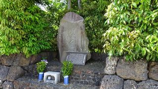 偉い僧の碑