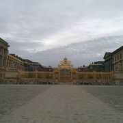 行列必至　ベルサイユ宮殿