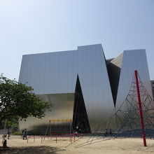 緑町公園内にあるすみだ北斎美術館