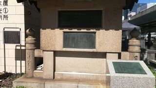 珍しい屋根付きの青銅版付きの石碑