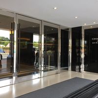 正面の入口、MRTは横の方に入り口がある