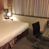 ダブルの部屋は狭すぎず、広すぎず、きれいだった。