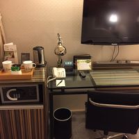 テーブルの上にドリンク類と下が冷蔵庫