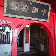 ２階に上がるとお店です。入ると意外と中は広め。