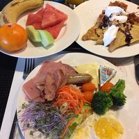 朝食の一例、クレープとワッフルは冷めている