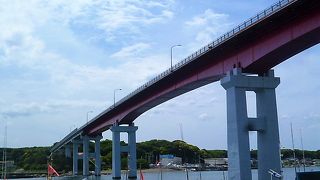 城ヶ島大橋をくぐると三崎漁港へ