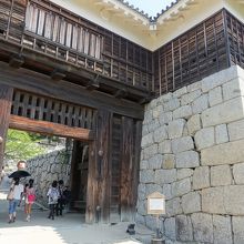 石垣の向こうに隠門がある。