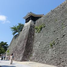 石垣の下から。