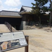 説明板も設置されている。